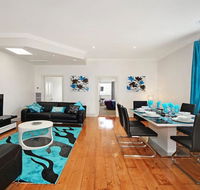 Hidden Gem in Cafe Strip Chadstone  King Bed - Accommodation Broome