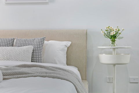 KOZYGURU MASCOT WALK TO STATION MODERN DESIGNER 2 BED APT FREE PARKING NMA260-312 - Accommodation Broome 1