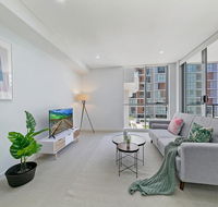 KOZYGURU MASCOT WALK TO STATION MODERN DESIGNER 2 BED APT FREE PARKING NMA260-312 - Accommodation Broome