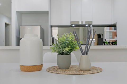 KOZYGURU MASCOT WALK TO STATION MODERN DESIGNER 2 BED APT FREE PARKING NMA260-312 - Accommodation Broome 2