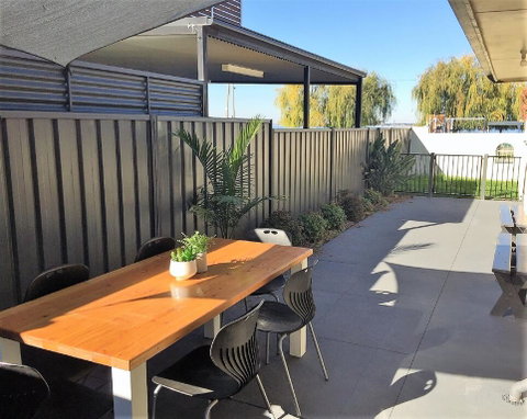 Lake Escape On Pool Avenue - Accommodation Broome 2