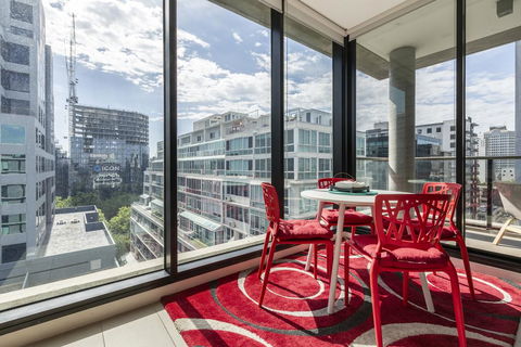 LIGHT, AIRY, SPACIOUS QUEENS ROAD APARTMENT - Accommodation Broome 1