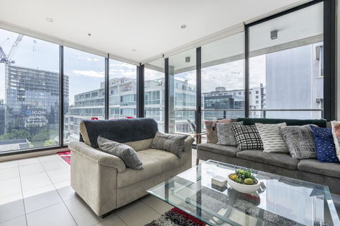 LIGHT, AIRY, SPACIOUS QUEENS ROAD APARTMENT - Accommodation Broome 0