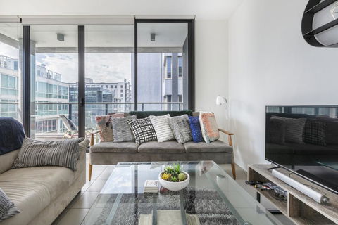 LIGHT, AIRY, SPACIOUS QUEENS ROAD APARTMENT - Accommodation Broome 2