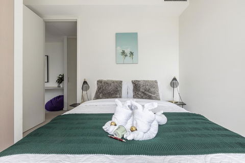 LIGHT, AIRY, SPACIOUS QUEENS ROAD APARTMENT - Accommodation Broome 3