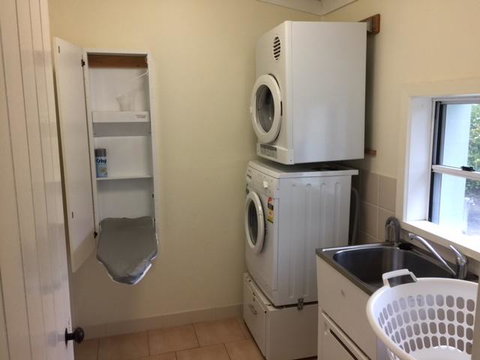 MacDonnell House Naracoorte - Accommodation Broome 3