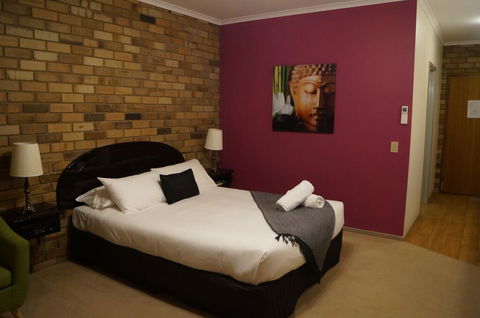 Magdala Motor Lodge & Lakeside Restaurant - Accommodation Broome 2