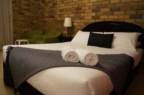 Magdala Motor Lodge & Lakeside Restaurant - Accommodation Broome 0