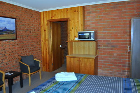 Merrijig Motor Inn - Accommodation Broome 2