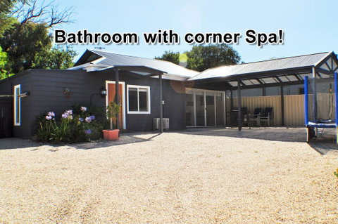 MODERN & LUXURIOUS WITH SPA BATH! - Accommodation Broome 0