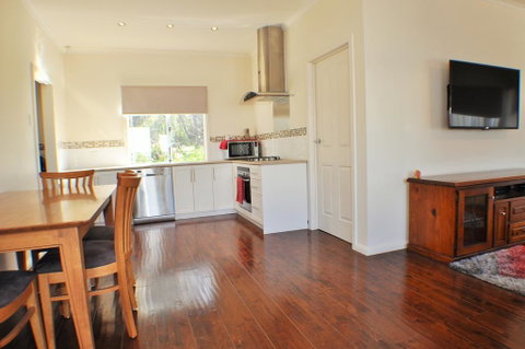 MODERN & LUXURIOUS WITH SPA BATH! - Accommodation Broome 1