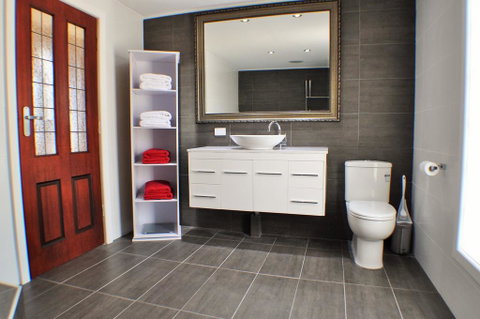 MODERN & LUXURIOUS WITH SPA BATH! - Accommodation Broome 3