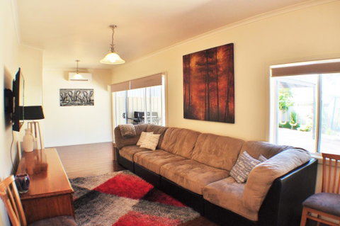 MODERN & LUXURIOUS WITH SPA BATH! - Accommodation Broome 2