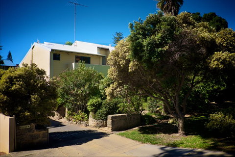 Cottesloe Artist's Beach Retreat - Accommodation Broome 4