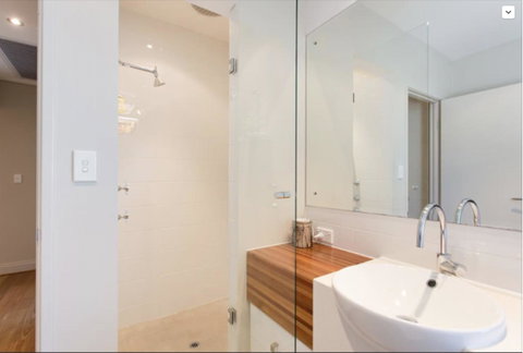Adele's Luxury South Beach Apartment With King Bed - Accommodation Broome 16