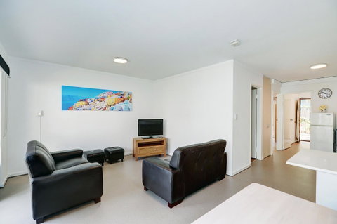 West Beach Lagoon 206 - Sleeps Three! Value!!! - Accommodation Broome 12