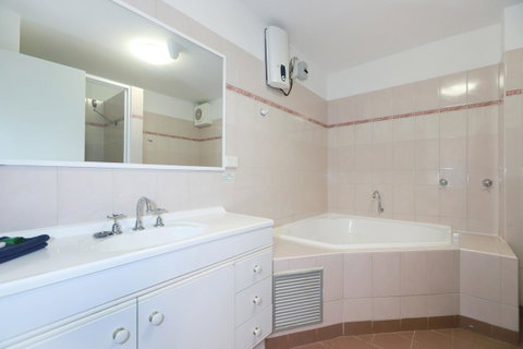 West Beach Lagoon 206 - Sleeps Three! Value!!! - Accommodation Broome 10