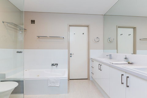 The White Pearl Penthouse - Accommodation Broome 17