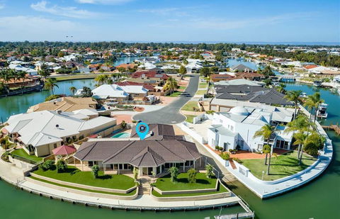 LA ANCHOR ON THE CANALS (MANDURAH) - Accommodation Broome 0