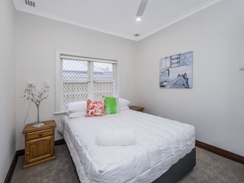 Luxury Federation Style Home - Sleeps 10 - Accommodation Broome 12