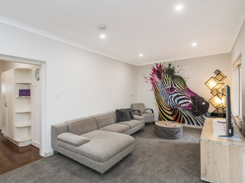 Luxury Federation Style Home - Sleeps 10 - Accommodation Broome 1