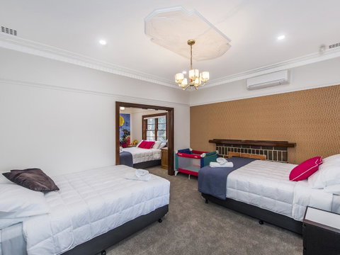 Luxury Federation Style Home - Sleeps 10 - Accommodation Broome 11