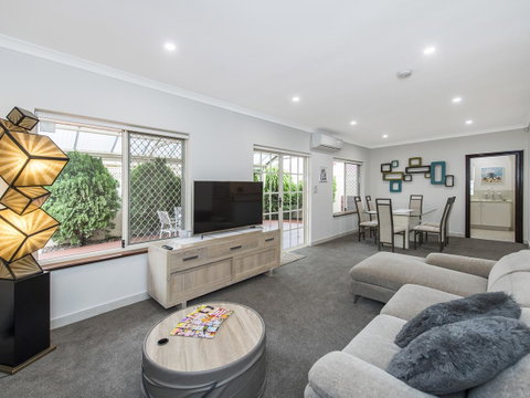 Luxury Federation Style Home - Sleeps 10 - Accommodation Broome 3