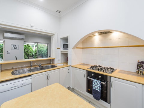 Luxury Federation Style Home - Sleeps 10 - Accommodation Broome 5
