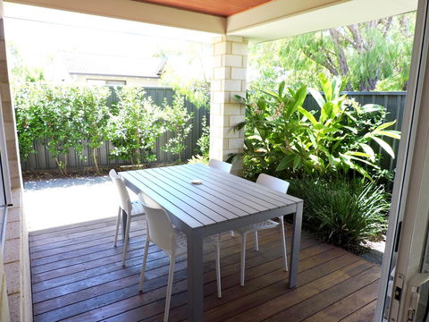 Contemporary Cove - Quindalup - Accommodation Broome 11