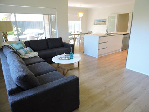 Contemporary Cove - Quindalup - Accommodation Broome 3
