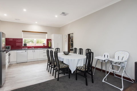 Big House Heated Pool 11 Beds Como / South Perth / Applecross - Accommodation Broome 9
