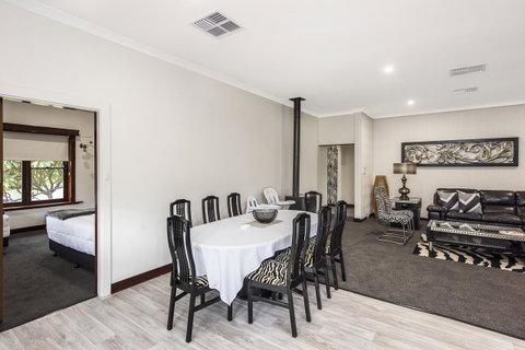 Big House Heated Pool 11 Beds Como / South Perth / Applecross - Accommodation Broome 13