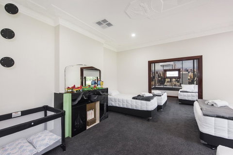 Big House Heated Pool 11 Beds Como / South Perth / Applecross - Accommodation Broome 21