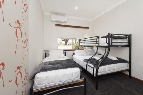 Big House Heated Pool 11 Beds Como / South Perth / Applecross - Accommodation Broome 18