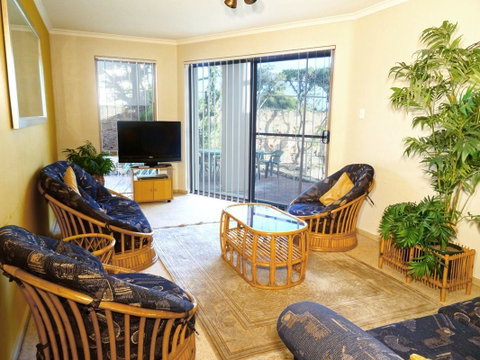 Scarborough & Absolutely Beachfront - Accommodation Broome 10