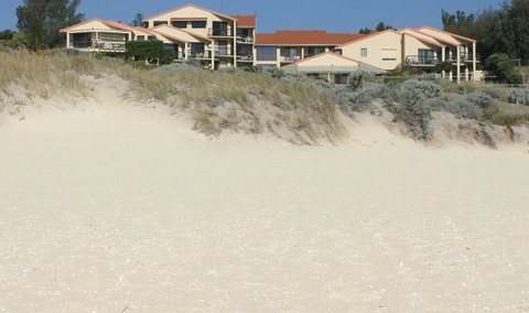 Scarborough & Absolutely Beachfront - Accommodation Broome 0
