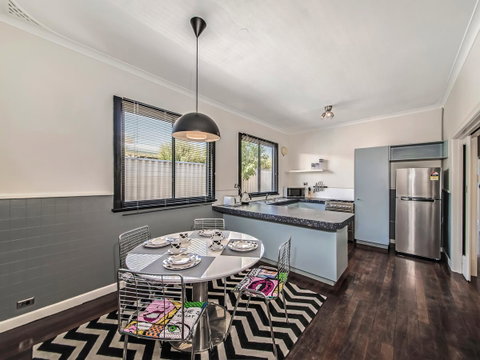 Panoramique Holiday Home With A View - Accommodation Broome 9