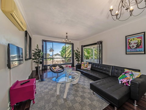 Panoramique Holiday Home With A View - Accommodation Broome 1