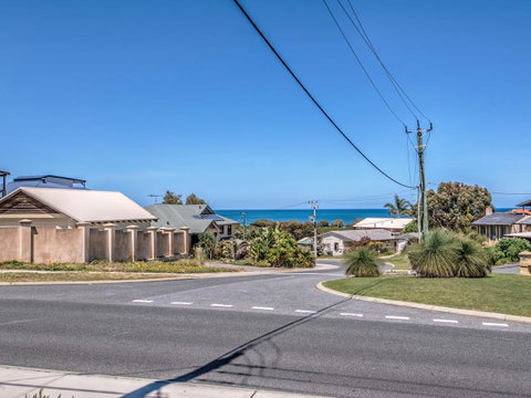 Panoramique Holiday Home With A View - Accommodation Broome 2