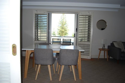 Absolute Beachfront Scarborough - Accommodation Broome 3