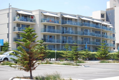 Absolute Beachfront Scarborough - Accommodation Broome 9