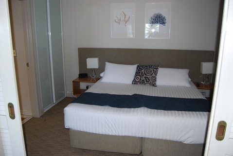Absolute Beachfront Scarborough - Accommodation Broome 5