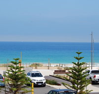 Absolute Beachfront Scarborough - Accommodation Broome