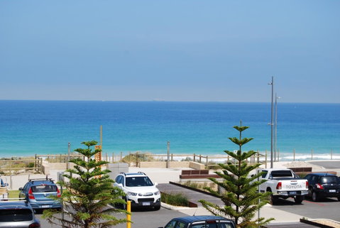 Absolute Beachfront Scarborough - Accommodation Broome 0