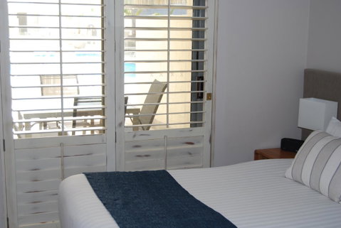 Absolute Beachfront Scarborough - Accommodation Broome 6