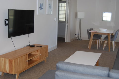 Absolute Beachfront Scarborough - Accommodation Broome 2