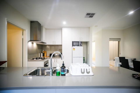 VIP Stays - Villa De Burswood Luxury 3BR Suite W/ King Bed FREE WIFI - Accommodation Broome 26