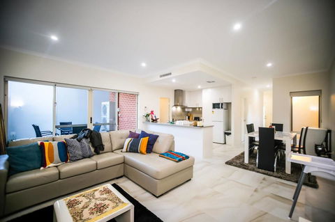 VIP Stays - Villa De Burswood Luxury 3BR Suite W/ King Bed FREE WIFI - Accommodation Broome 0