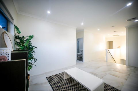 VIP Stays - Villa De Burswood Luxury 3BR Suite W/ King Bed FREE WIFI - Accommodation Broome 22