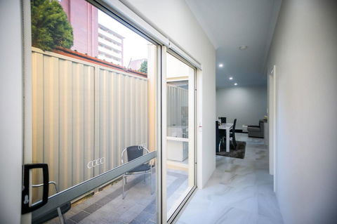 VIP Stays - Villa De Burswood Luxury 3BR Suite W/ King Bed FREE WIFI - Accommodation Broome 12